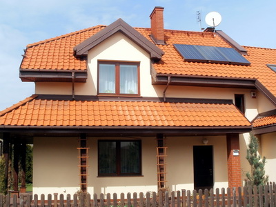 Плоские солнечные коллекторы Hewalex на фасаде фото